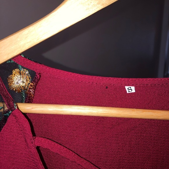 Pretty Red Top with Black S - Picture 3 of 6